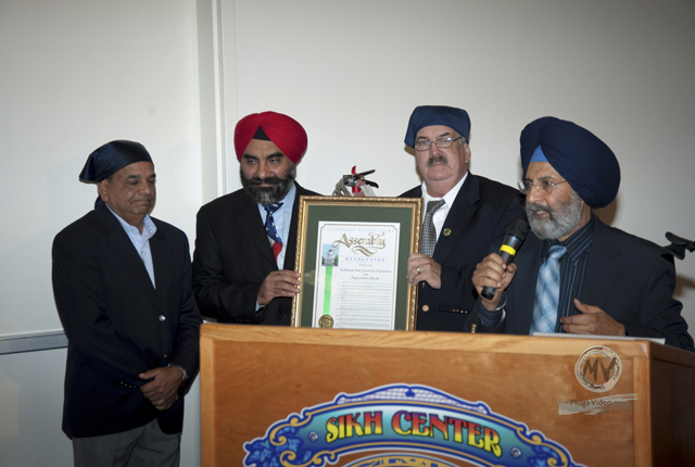 Assembly Member Dan Logue (second from right) presents ACR-20 to Sikhs in Yuba City, California. (source: News East West)