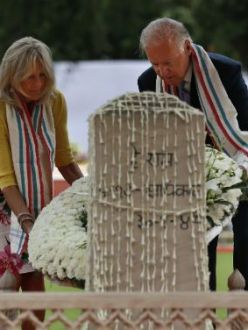 U.S. Vice President Joe Biden and his wife Jill lay a wreath at the memorial of Mahatma Gandhi in New Delhi on July 23. Gandhi's granddaughter, Tara Gandhi, is at right. (Source: Deccan Chronicle)