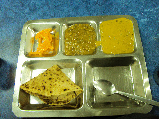 Typical tray of food served during langar. (Source: PunjabiPortal)